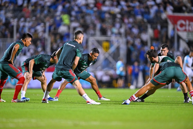 Jugadores de fútbol haciendo calentamiento previo a un partido