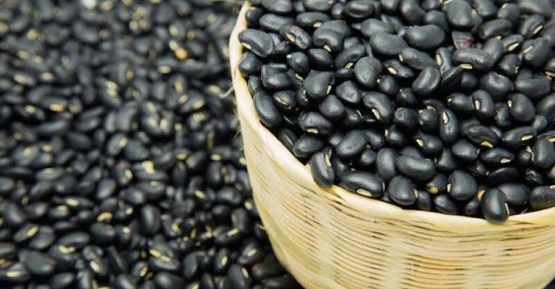 Frijoles negros en una cesta