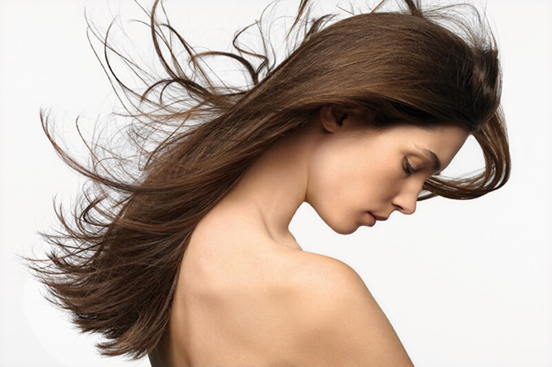 Mujer con el pelo largo y suelto