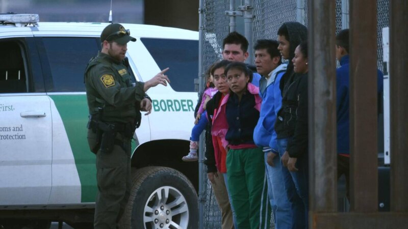 Inmigrantes detenidos en la frontera entre Estados Unidos y México