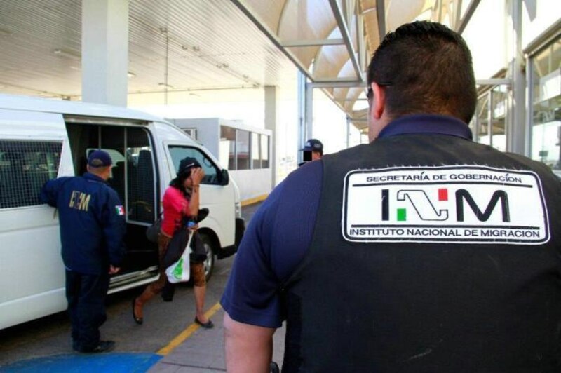 Agentes del INM detienen a una mujer en la frontera