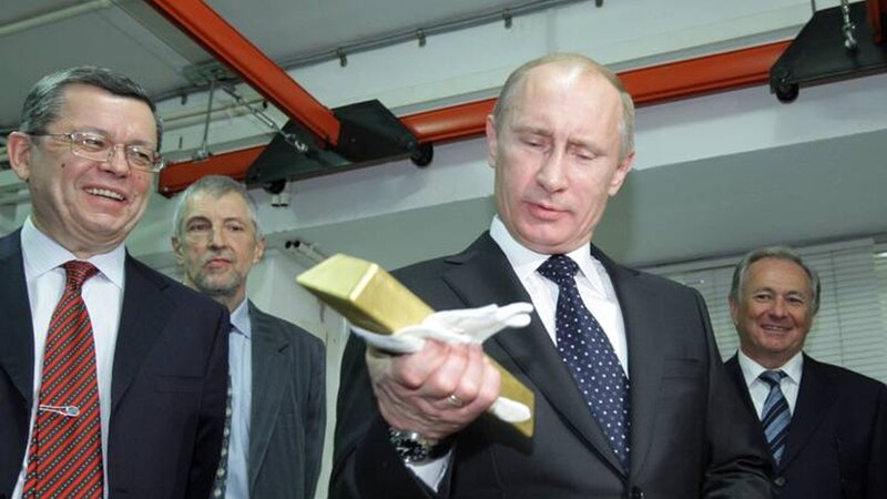 Putin sostiene un lingote de oro