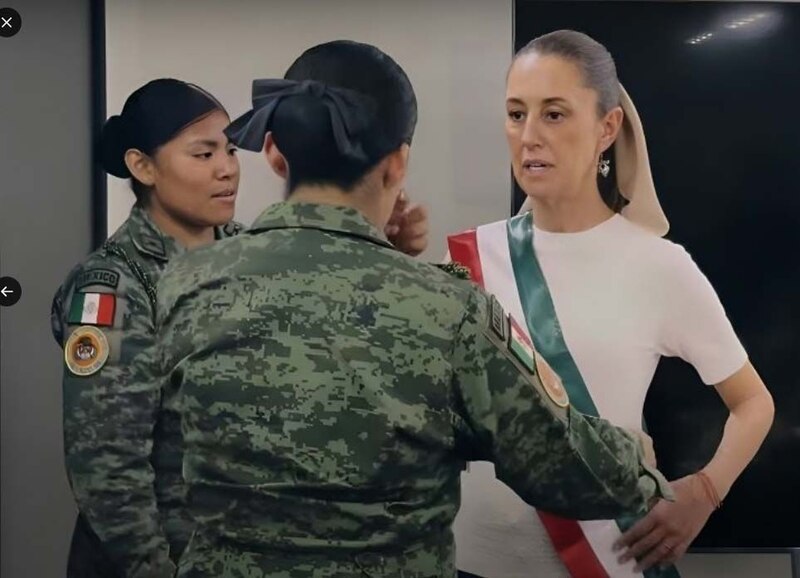 La Secretaria de la Defensa Nacional, Margarita Robles, pasa revista a las tropas en la Ciudad de México