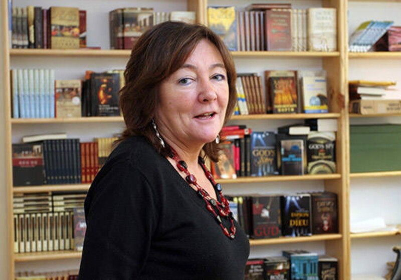 La escritora española Carmen Posadas en una biblioteca