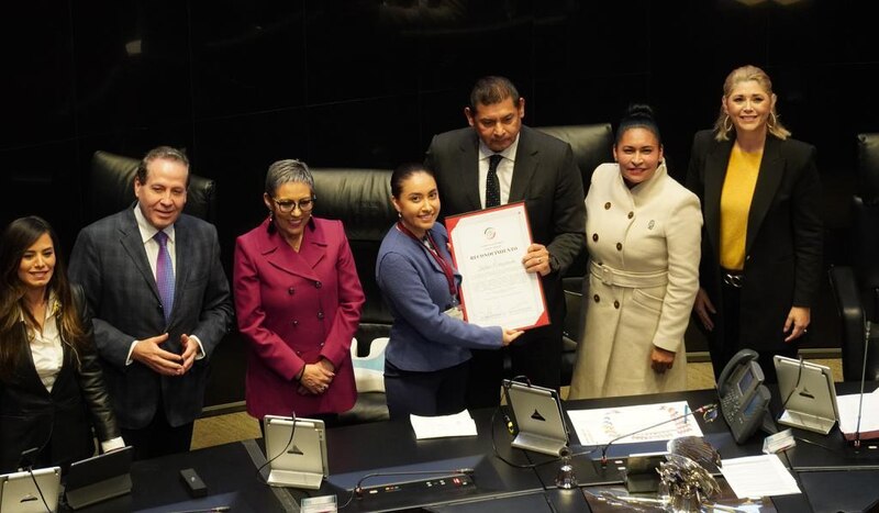 Entrega de reconocimiento a la maestra Silvia Romero por su destacada labor en la educación