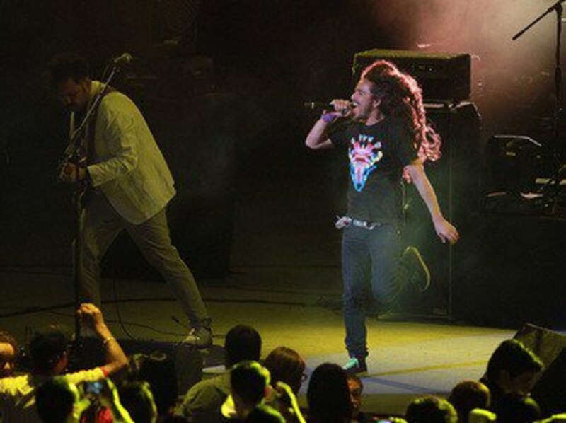 Foto de un concierto de rock en vivo.
