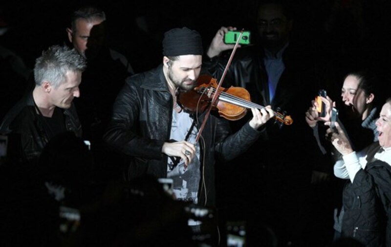 El violinista Ara Malikian actúa en un concierto.