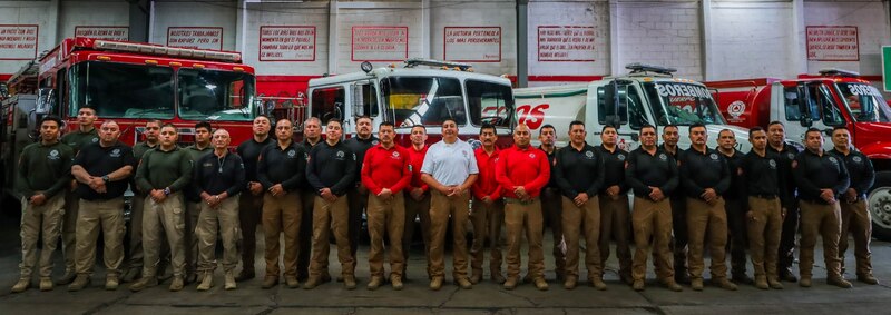 Bomberos posando para una foto de grupo