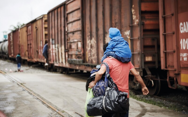Un padre y su hijo caminan solos