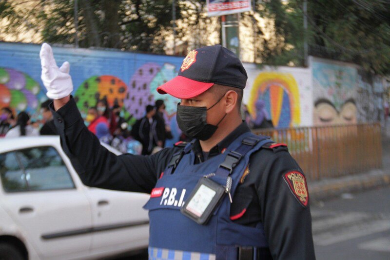 Policía de tránsito dirige el tráfico en una calle de la ciudad.