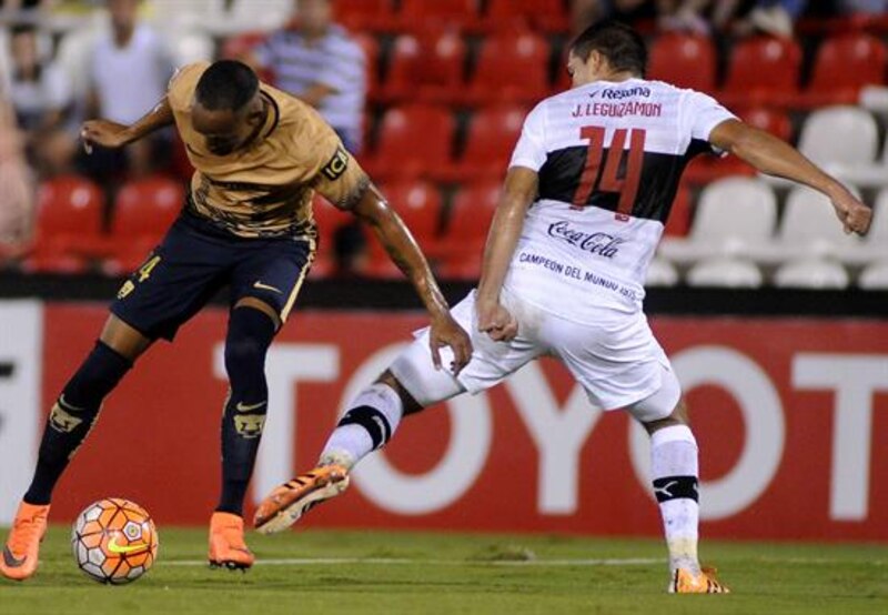 Jugadores de fútbol disputando un balón