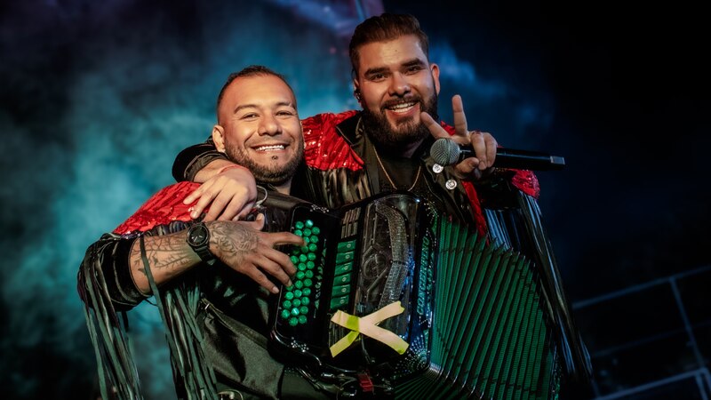 Los cantantes de música regional mexicana, Edwin Luna y Luis Coronel, se presentan en un concierto.