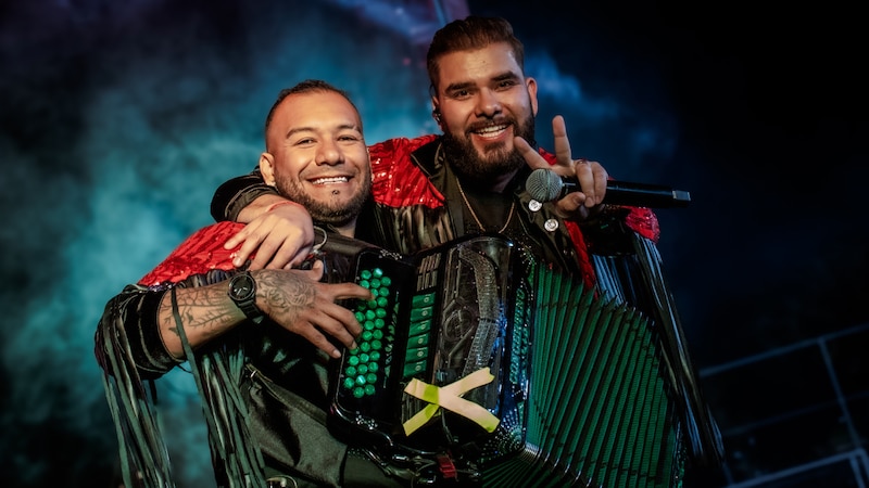 Los cantantes de música regional mexicana, Edwin Luna y Luis Coronel, se presentan en un concierto.
