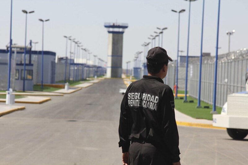 Guardia de seguridad en una prisión