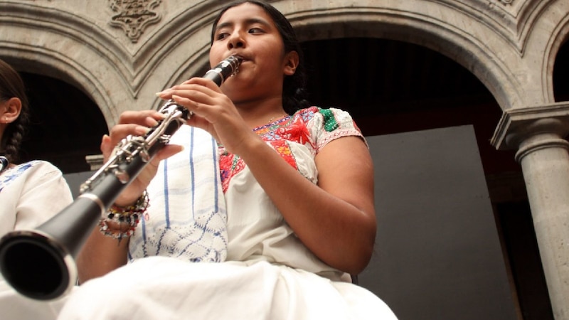 Niña tocando el clarinete