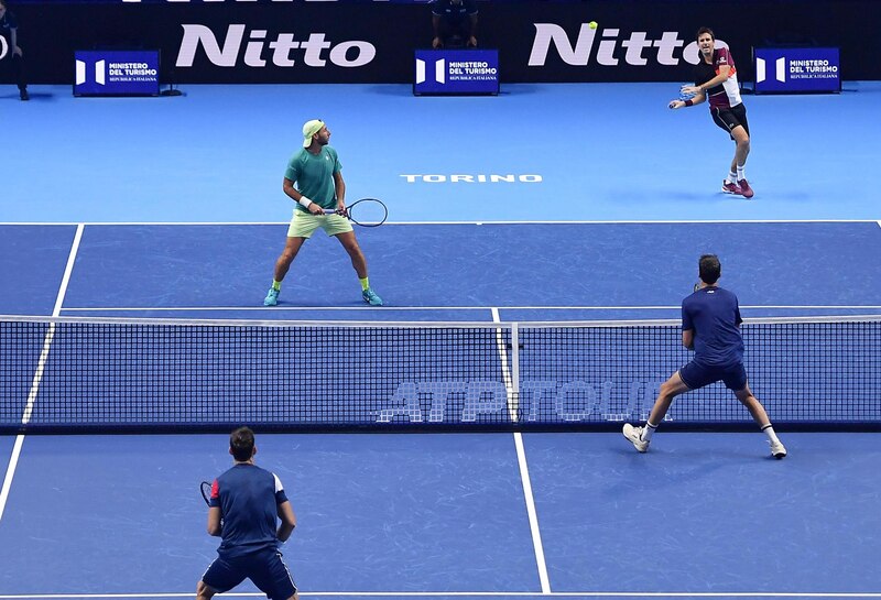 Partido de tenis entre dos jugadores profesionales