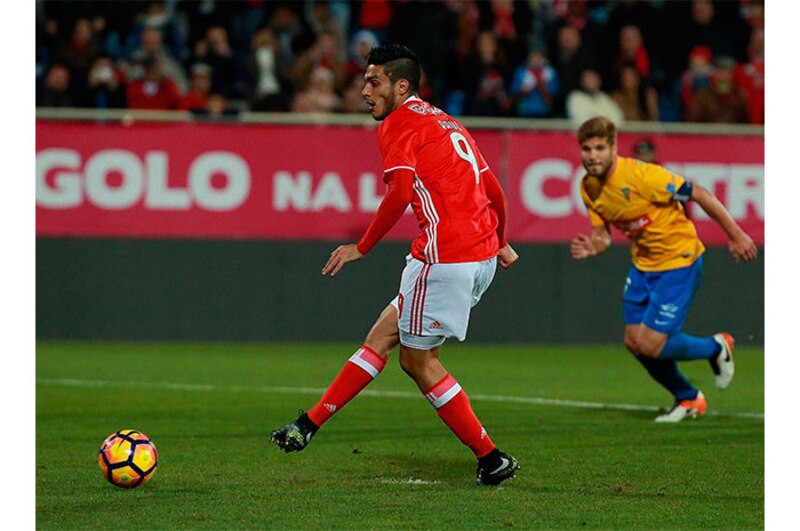 El jugador de fútbol Radamel Falcao García en acción durante un partido de la Liga Española.