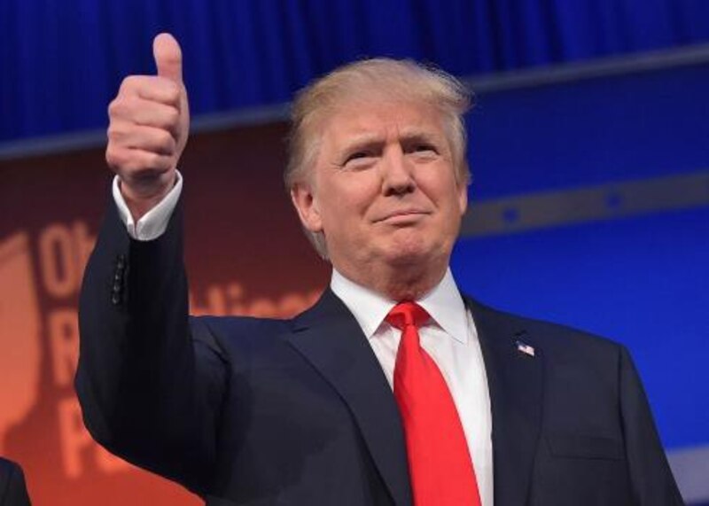 El presidente Donald Trump da un pulgar hacia arriba