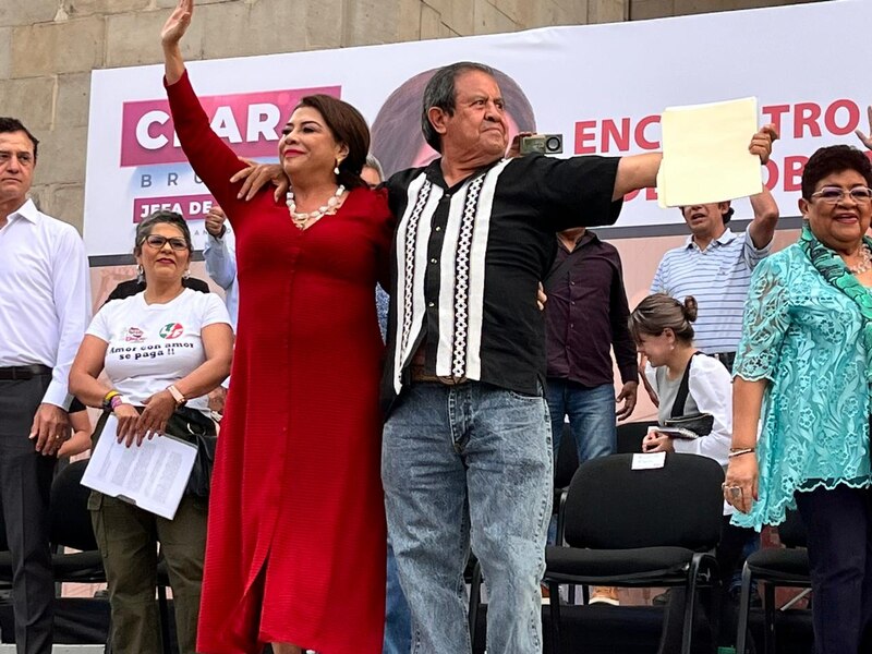 AMLO y Sheinbaum en un evento público.