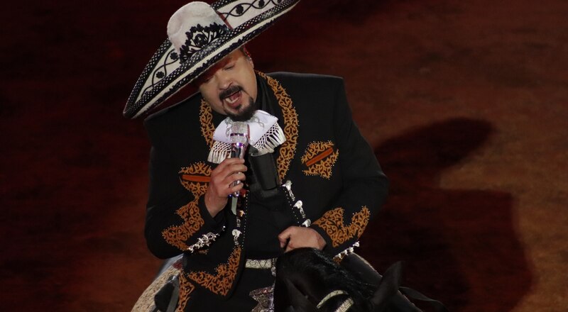 Charro mexicano cantando