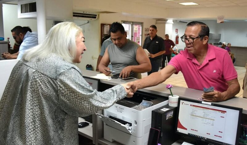 La candidata saluda a los electores