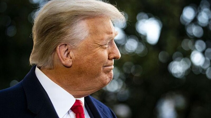 El presidente Donald Trump pronuncia un discurso ante la multitud.
