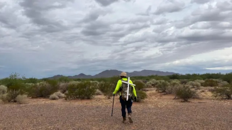 Caminante solitario en el desierto