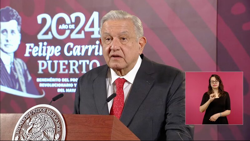 El presidente Andrés Manuel López Obrador habla durante una conferencia de prensa en Palacio Nacional.