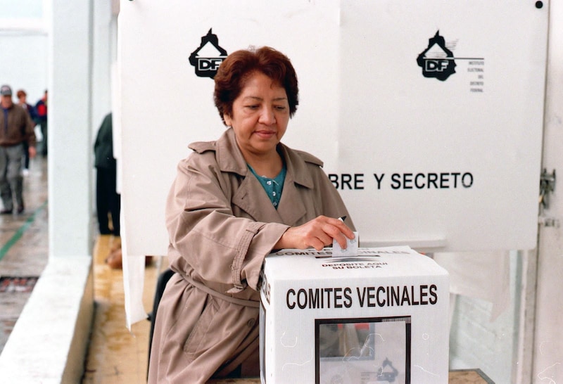 Mujer deposita su voto en una urna durante las elecciones presidenciales de 1994 en México.