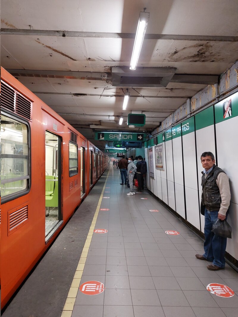 Un hombre espera en la estación Bellas Artes del metro de la Ciudad de México