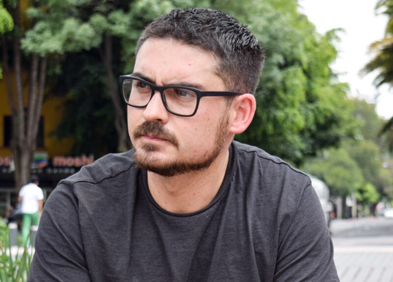 Un hombre con barba y gafas