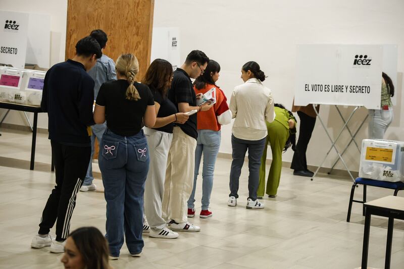 Comienzan las eleciones para votar por nuevas autoridades universitarias, consejeros y defensoría en la Universidad Autónoma de Zacatecas (UAZ). Hasta el momento la jornada se realiza sin mayores incidentes.