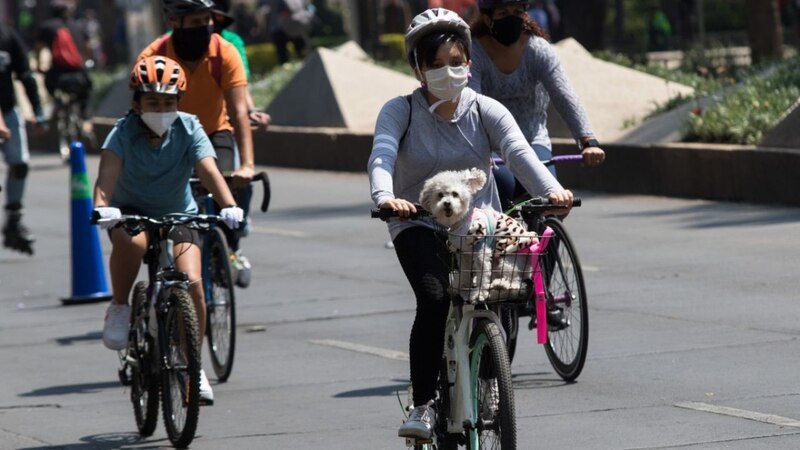Ciclistas con cubrebocas en la ciudad