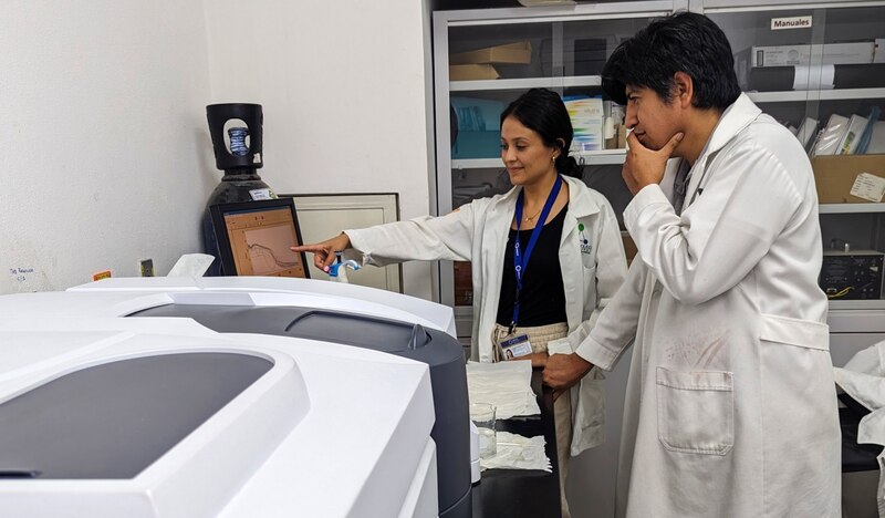 Científicos analizando resultados en un laboratorio