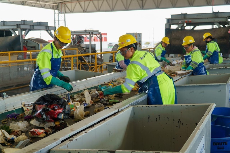 Mujeres trabajando en una planta de reciclaje