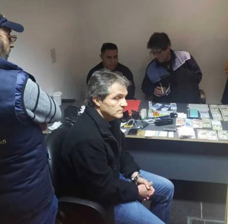 Detienen a un hombre con una gran cantidad de dinero en efectivo y drogas