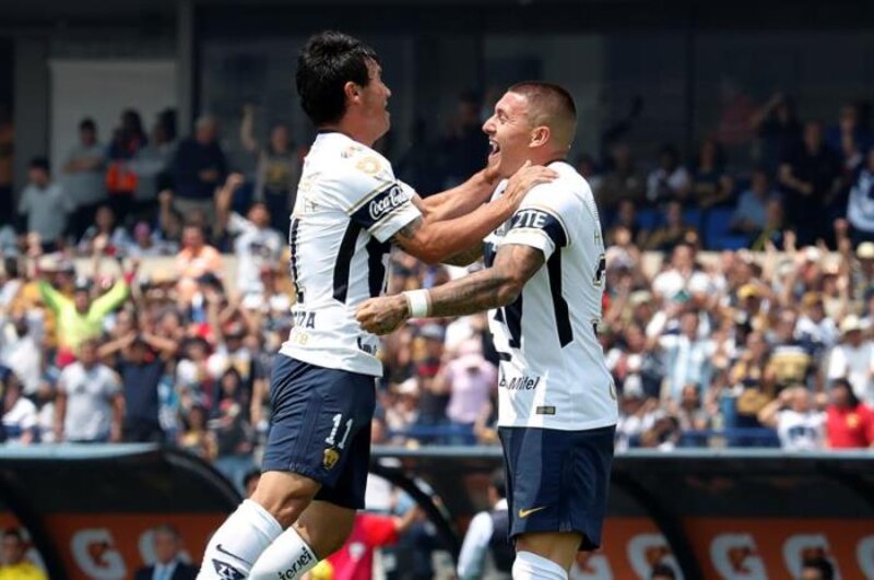Jugadores de fútbol celebrando un gol