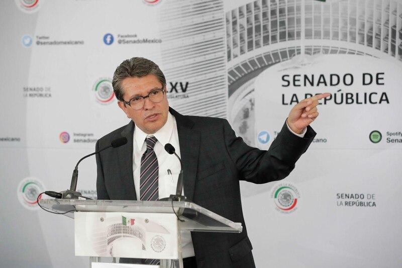 El senador Ricardo Monreal comparece ante el pleno del Senado de la República.