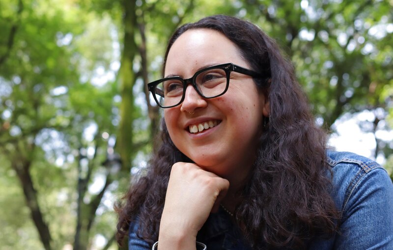 Retrato de una mujer joven sonriendo