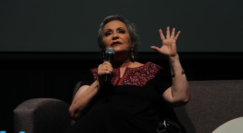 La actriz mexicana Silvia Pinal da una conferencia de prensa.