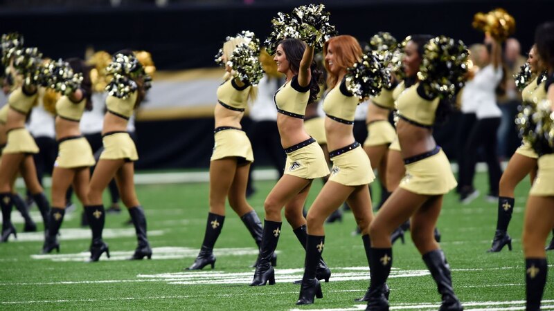 Las animadoras de los New Orleans Saints animan en el campo durante un partido de fútbol americano.