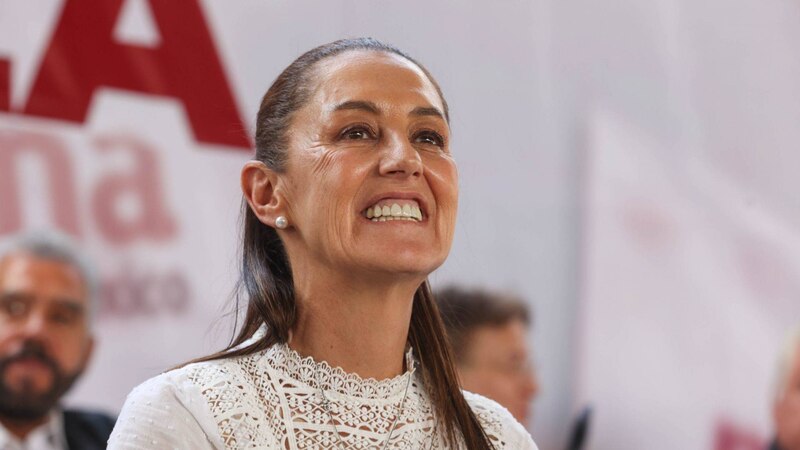 La presidenta de la Comunidad de Madrid, Isabel Díaz Ayuso, sonríe durante un acto público.