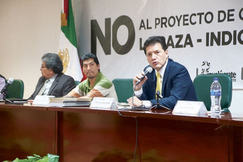 Políticos mexicanos en una conferencia de prensa
