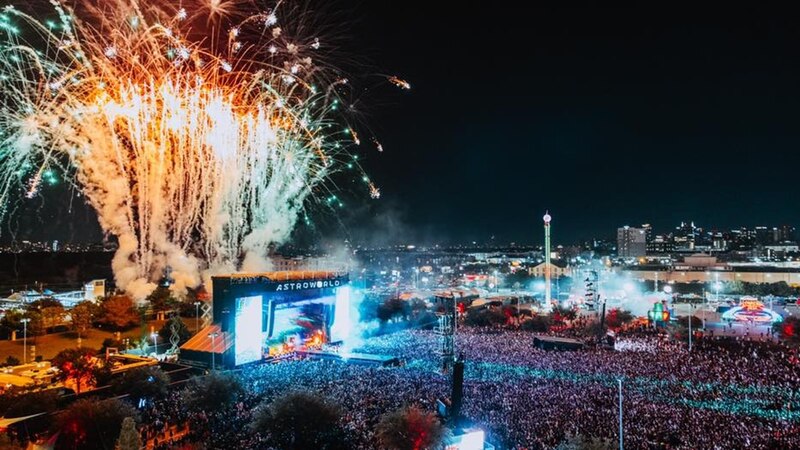 Concierto de música en vivo al aire libre con fuegos artificiales en el escenario