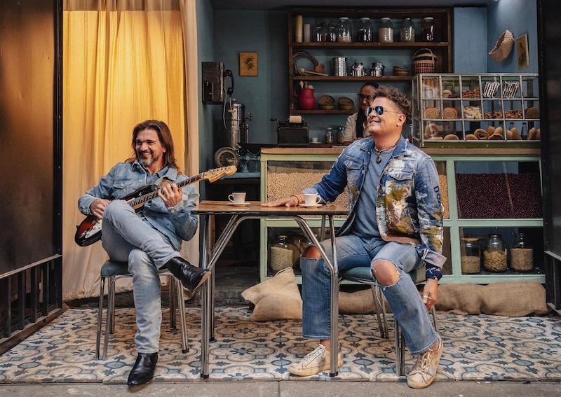 Carlos Vives y Fonseca en una cafetería