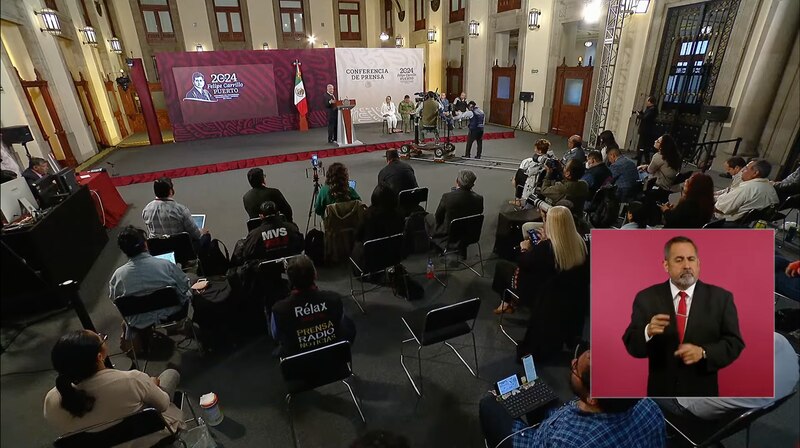 El presidente López Obrador ofrece una conferencia de prensa en Puerto Vallarta