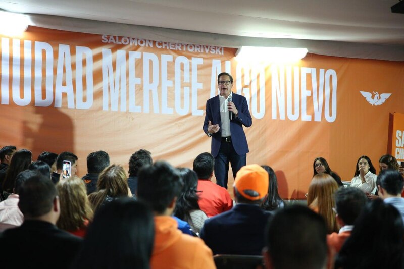 Salomón Chertorivski ante simpatizantes en un mitin político