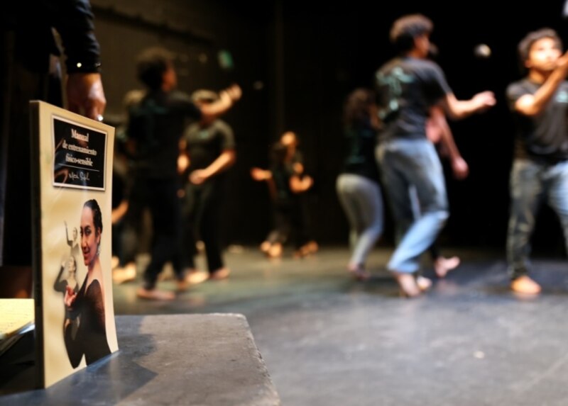 Un grupo de jóvenes practica una coreografía de baile en un estudio.