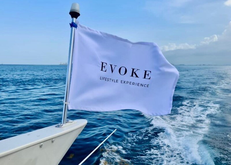 Yacht Pool Ride, el primer programa de transporte compartido en yates de lujo.
 Bandera con la leyenda Evoke sobre un yate.