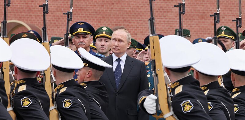 Putin pasa revista a las tropas en el desfile de la Victoria en Moscú